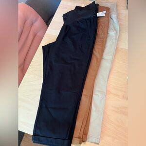 Old Navy Maternity Rollover-Waist OGC
Chino Pants.